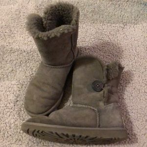 gray bailey button Uggs
